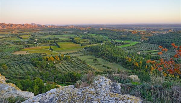 Lindo panorama en Les-Baux-de-Provence, Francia.
